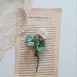 染め布花＊しろつめくさと四つ葉のクローバーのコサージュ