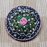 バラと小花のブローチ