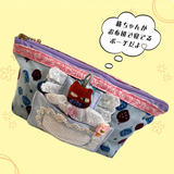 お布団で眠る猫ちゃんチャームつき ポーチ