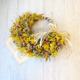 グレビレア・ゴールドとミモザの三日月リース