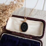 1950年代 西ドイツヴィンテージ＊ジェットブラックに浮かぶクラシカルパターンネックレス　金アレ対応