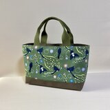 デザイナーが描くアートを日常に。独創のテキスタイルが語るサンコウチョウの物語・横長トートバッグ