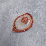 赤い【小さな花びら】の石