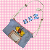 お布団で眠る猫ちゃんチャームつき サコッシュ