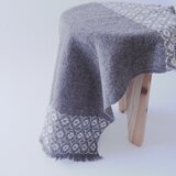 模様織りの小さめブランケット