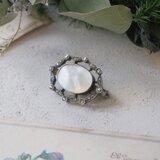 マザーオブパールとマーカサイトのブローチ