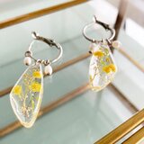 感謝とやさしさを、耳元に重ねて。ミモザと淡水パールがそっと寄り添うフープピアス【6月の誕生石】