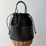 黒革ポケットの紅籐巾着バッグ