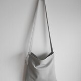 牛革のフラットショルダーバッグ-グレーホワイト-