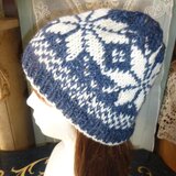 男女兼用の編み込み柄のニットキャップ