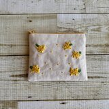 大人かわいい手刺繍ミモザのフラットポーチ(ポケットティッシュサイズ) 国産帆布　コットン　小物入れ　ギフト　春