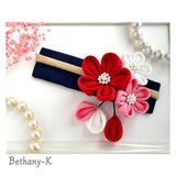 お食い初めや初節句に◆小花が可愛い和モダン髪飾り(下がり付き)◆白×ローズピンク×赤色のママでも簡単につけられるつまみ細工