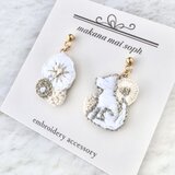 〈あなたの“大好き”がそっと耳元で華やぐ〉犬と花　ピアス／イヤリング　サージカルステンレス　金属アレルギー対応　ホワイト