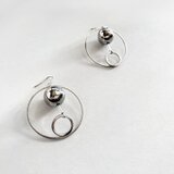 メタルリングと球体のジオメトリックなピアス