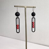 赤と黒のジオメトリックなピアス2