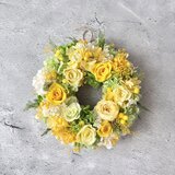 特別なギフトに〜光あふれるイエローのプリザーブドフラワーリース（直径約23cm）/開業祝い/進級祝い/送別ギフト