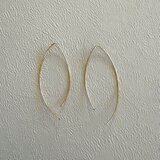 ゴールドワイヤーのラウンドピアス