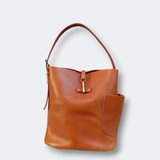 通勤通学におススメ！A4対応バケツ型レザートート キャメル【OR901M】