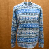 白と水色のセーター