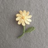 かぎ針で編んだブローチ　大人可愛いコサージュ　デイジーみたいな一輪のお花　イエロー　刺繍糸２本どり