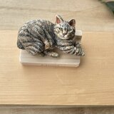 木彫りのキジトラ猫の寝.飯猫ブローチ(台付）