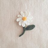かぎ針で編んだブローチ　可愛いコサージュ　デイジーみたいな一輪のお花　深緑　刺繍糸２本どり