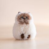 草木染めのポンポン猫　シャム（おすわり）