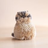 草木染めのポンポン猫　キジトラ（おすわり）