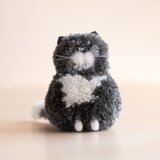 草木染めのポンポン猫　グレー（おすわり）