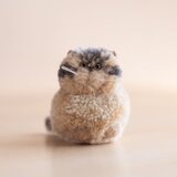 草木染めのポンポン猫　キジトラ（香箱座り）