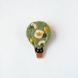 ［受注制作］ネコ㏌気球の刺繍ブローチ（green）