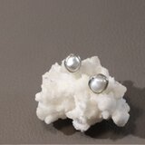 自然の形を包んだパールのピアス（Sv925）
