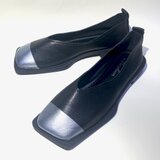 スクエアトゥが個性的♫ モードなバイカラー合皮フラットシューズ (ブラックxシルバー) 22.5cm〜25.0cm