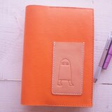 ヌメ革　『メジェド』型押しぽっけ　Ａ5ブック・ノートカバー