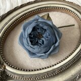 〈染め花〉イングリッシュローズのコサージュ（中輪・ダスティブルー)