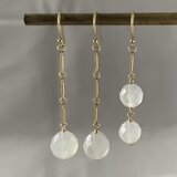 光をリレーする ✧ 14kgf ホワイトカルセドニー 2Wayピアス｜シンメトリー⇄アシンメトリー