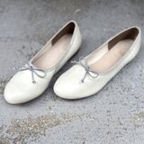 23cm　24cmのみ　アイボリー　コロンとかわいいローヒールパンプス　レザーストレッチ