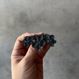 夜更けの群青花 ― ヴィンテージフラワーブローチ（英国 1960-70s）