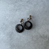 黒の輪舞 ― 英国ヴィンテージ 七宝サークルイヤリング（1950s）