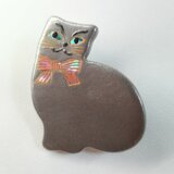 蒔絵ブローチ 銀色猫（赤）