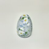 木製　ソフトライラック色の、野の花のイースターエッグ