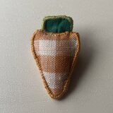 野菜のブローチ（ニンジン）