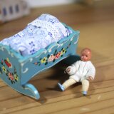 木製ベッドとベンディングドールの赤ちゃん