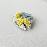 ふんわりミモザを纏う鳥さん　草木染め糸を使った(青い部分)手刺繍/鳥ブローチ