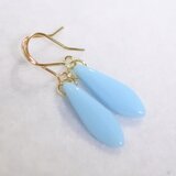 チェコビガラス・ダガーのゴールドチタンピアス（ライトブルー）