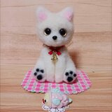 羊毛フェルト 手のひらサイズ 白猫さん 金の鈴と肉球が可愛い お魚チャーム付き