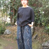 コットンリネンのフラワープリントワイドパンツ 紺色