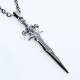 黒く輝く魔剣モチーフを使ったペンダントネックレス 長さ調整可 ガンメタル 魔法剣 ダークソード ゴシック パンク