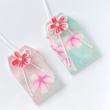 桜の微笑み｜桜のつまみ細工お守り袋（就職祝い・入学祝い／元巫女が仕立てる）