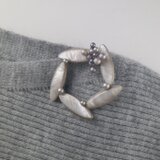 グレージュの【シェル】サークルブローチ